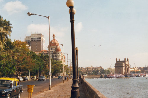 Blick vom Hotel zum Gateway of India in Bombay