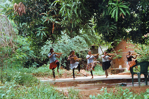 Tanzende Mdchen auf dem Weg nach Pollonaruwa