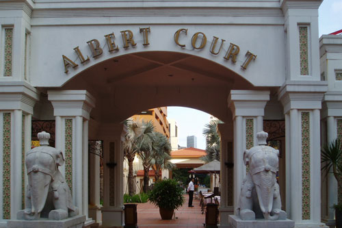 Eingang zum ALbert Court Hotel Singapur