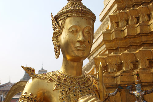Vergoldete Statue eines mythologischen Wesens