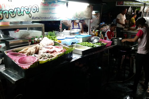 Essensnachtmarkt in Lopburi