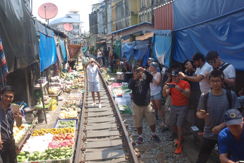 Fahrt durch den Markt von Maeklong