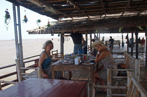 Restaurant auf Stelzen mitten auf dem Mae Klong