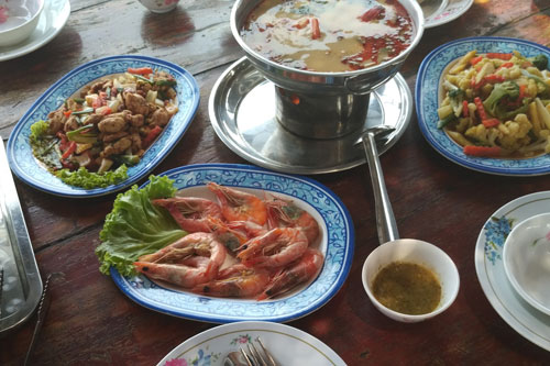 Restaurant auf Stelzen mitten auf dem Mae Klong