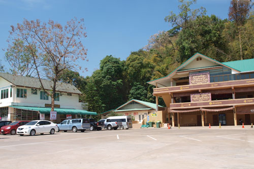 Restaurant und Parkplatz am Wat Pa Phu Kon