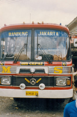 Mit dem Bus nach Bandung
