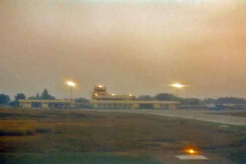 Flughafen Varanasi im Nebel