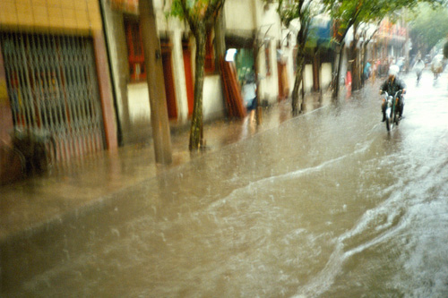 unscharfes Photo vom Monsunregen in Shanghai