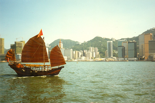 Blick auf Hongkong mit Dschunke