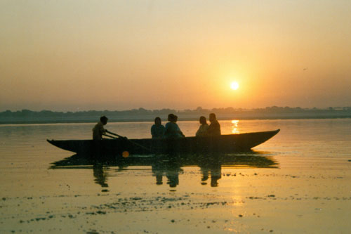 Sonnenaufgang am Ganges in Varanasi