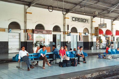 auf dem Bahnhof Cirebon