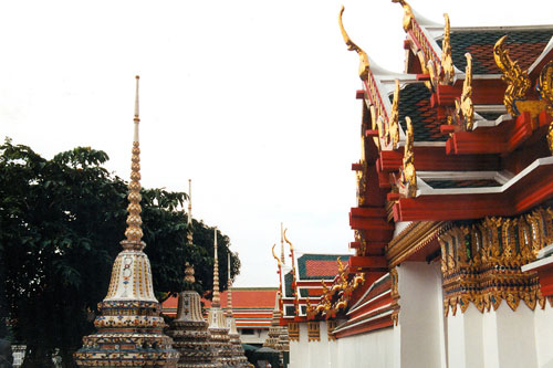Chedis und Dachspitzen im Tempelgelände des Wat Pho