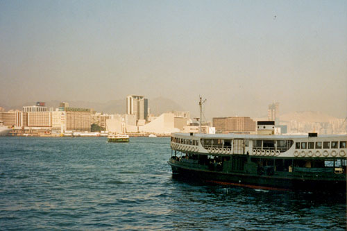 Blick von der Star Ferry nach Kowloon