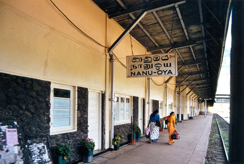 auf dem Bahnhof von Nanu Oya