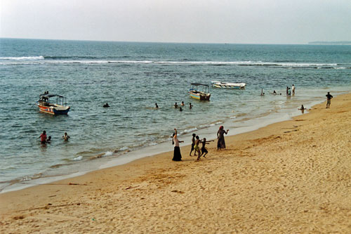 Strand in Hikkaduwa mit Ballfamilie