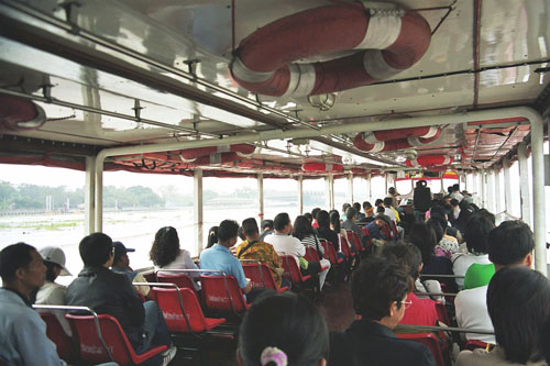 Chao Phraya Expressboat auf dem Menam