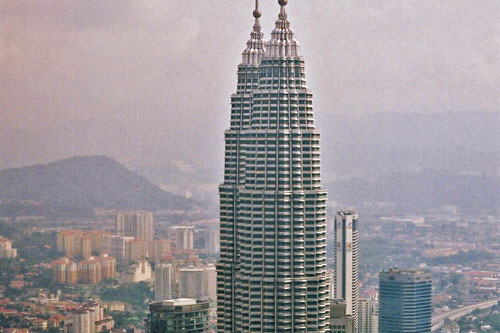 Blick vom Menara KL Tower auf die Petronas Towers