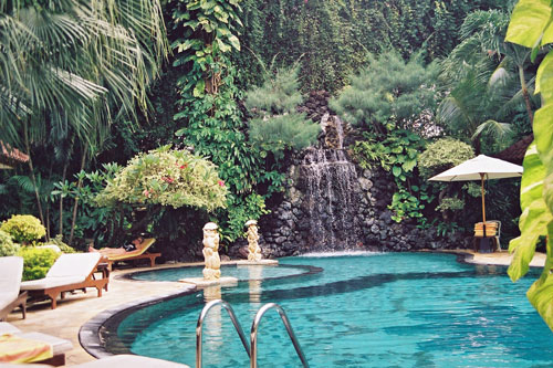 Pool im Hotel Parigata