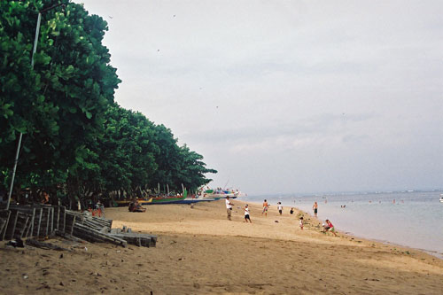 der Strand in Sanur