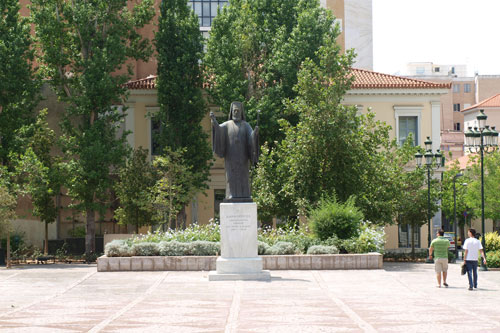 Denkmal des Damaskinos Papandreou am Mitropolis Platz