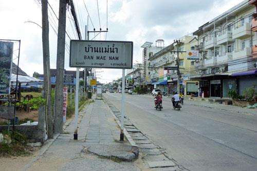 Die Hauptstrasse von Ban Maenam