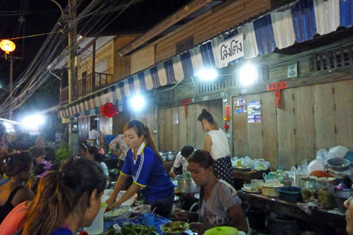 Nachtmarkt in Maenam