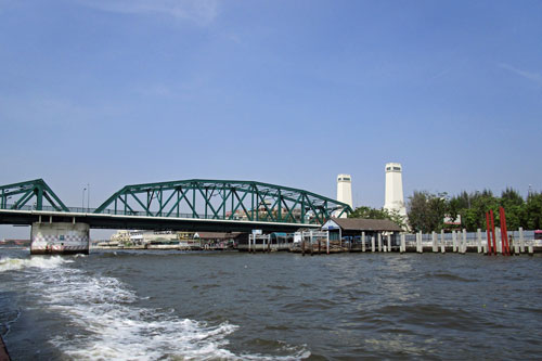 Ausblick auf die Memorial Bridge vom Expressboot