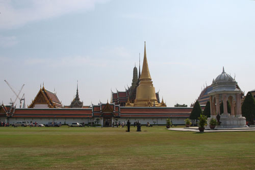 Blick auf den Goldenen Chedi - Wat Phra Kaeo