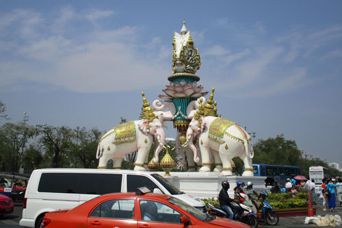 auf dem Weg zum Wat Po Denkmal Na Phra Lan / Ecke Sanam Chai