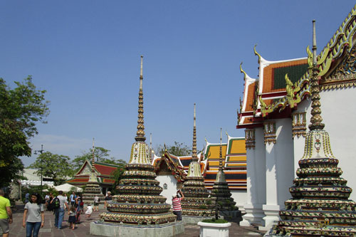 Einige der insgesamt 71 Chedis im Wat Po