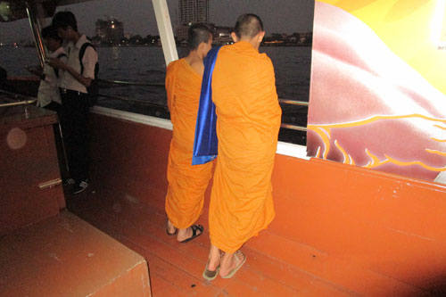 zwei M�nche auf dem Expressboot an der Krung Thon Bridge