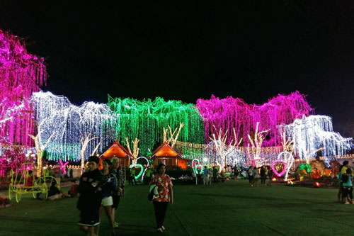 f�r das Narai-Festival geschm�ckter Park Suan Rachanusorn