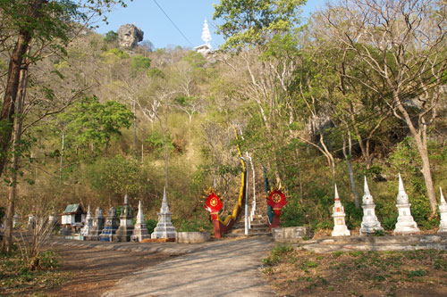 der Weg zum Buddha auf dem Berg am Wat Khao Chin Lae