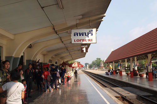 auf dem Bahnhof in Lopburi