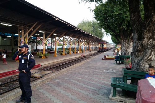 auf dem Bahnhof in Lampang