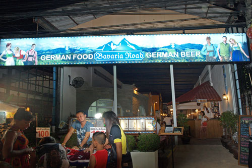 Donnerstagsnachtmarkt in Maenam