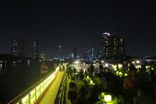 Abend und Dinner Cruise auf dem Menam Chao Phraya