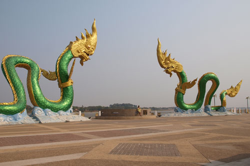 Naga Statuen am Mekong