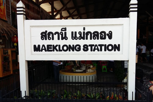 am Bahnhof Maeklong