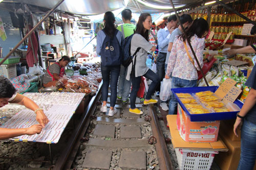 der zugeklappte Markt von Maeklong