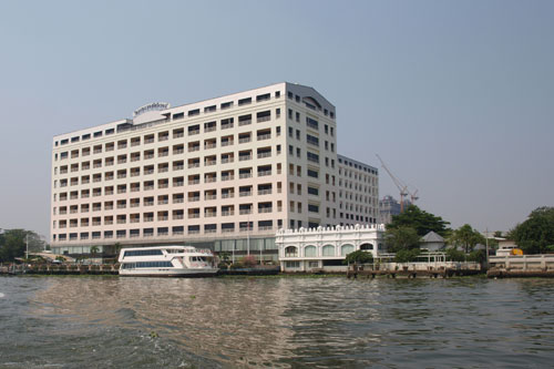 Blick vom Boot auf das Hotel Royal River