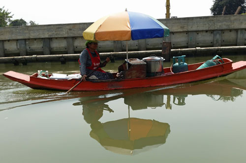 Bootsfahrt auf dem Flu Om Non nach Wat Takien