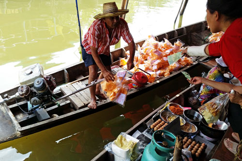 der floating market (Talad Nam) am Wat Takien