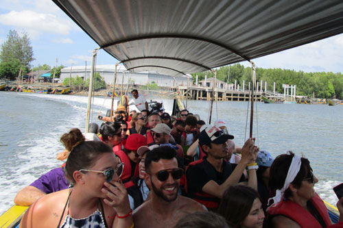 viele Touristen in einem Boot