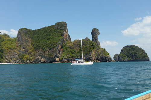 Bootsfahrt vorbei an Chicken Island (Ko Gai)