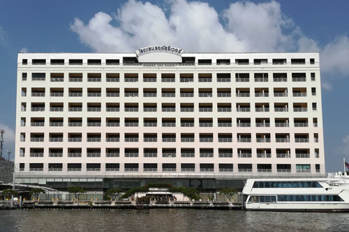 Royal River Hotel vom Expressboot aus gesehen