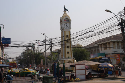 der Uhrturm in Nonthaburi
