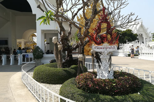 der Eingang zum Wat Rong Khun