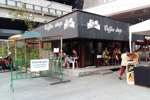 kleines Café neben dem MBK